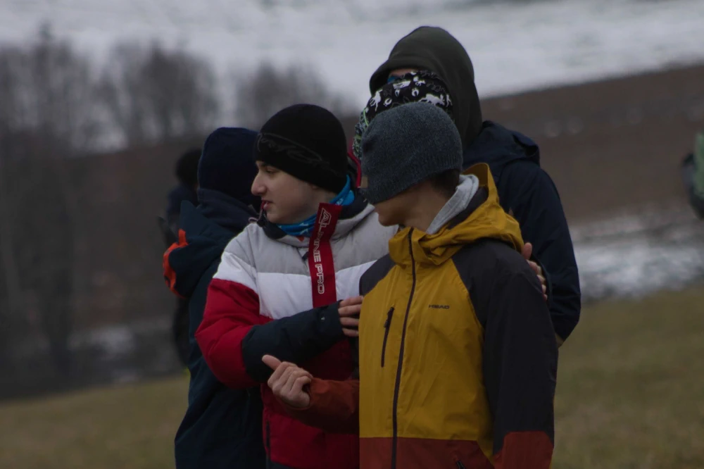 Účastníci sústredenia KMS hrajú hru vonku