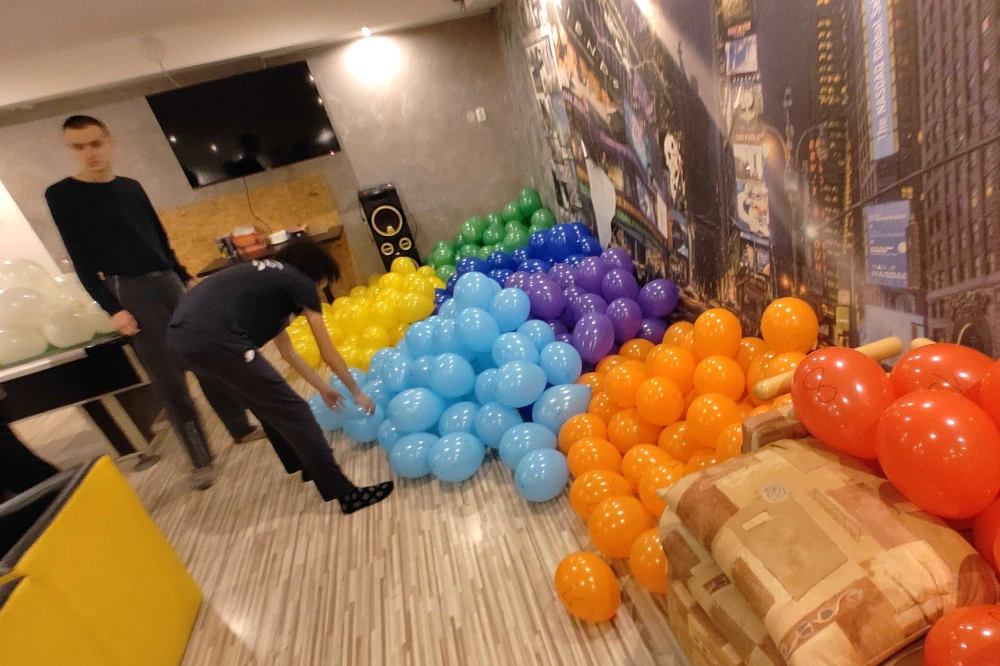 Vedúci sústredenia KMS nafúkali a vycpali 800 balónov